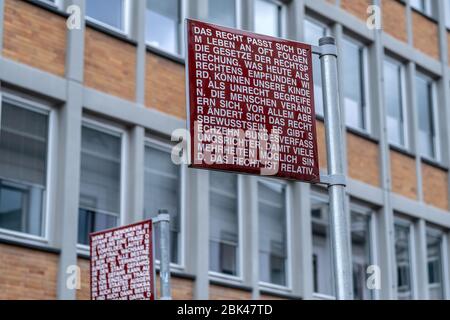 Deutschland. Mai 2020. In Karlsruhe auf dem Platz für Grundrechte gibt es Straßenschilder mit Aussagen zum Thema Recht (Kunstwerk von Jochen Gerz) GES/Alltag in (Karlsruhe) während der Koronakrise, 01.05.2020 GES/Alltag während der Koronakrise in Karlsruhe. 01.05.2020 Kredit: dpa/Alamy Live News Stockfoto