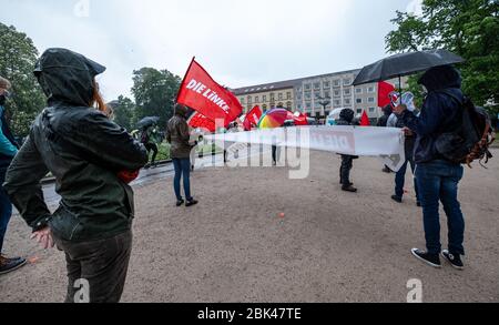 Deutschland. Mai 2020. Demonstration linker Gruppen am Friedrichsplatz in Karlsruhe. GES./ Alltag in Karlsruhe während der Koronakrise, 01.05.2020 Ges./ Alltag während der Koronakrise in Karlsruhe. 01.05.2020 Kredit: dpa/Alamy Live News Stockfoto