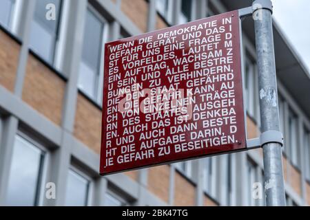 Deutschland. Mai 2020. In Karlsruhe auf dem Platz für Grundrechte gibt es Straßenschilder mit Aussagen zum Thema Recht (Kunstwerk von Jochen Gerz) GES/Alltag in (Karlsruhe) während der Koronakrise, 01.05.2020 GES/Alltag während der Koronakrise in Karlsruhe. 01.05.2020 Kredit: dpa/Alamy Live News Stockfoto