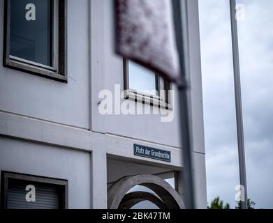 Deutschland. Mai 2020. In Karlsruhe auf dem Platz für Grundrechte gibt es Straßenschilder mit Aussagen zum Thema Recht (Kunstwerk von Jochen Gerz) GES/Alltag in (Karlsruhe) während der Koronakrise, 01.05.2020 GES/Alltag während der Koronakrise in Karlsruhe. 01.05.2020 Kredit: dpa/Alamy Live News Stockfoto