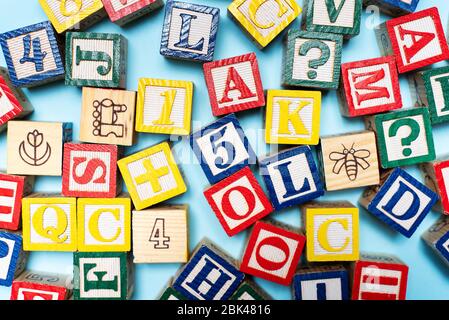 Alphabet Zeichen mit Holzbuchstaben geschrieben, Bildung abstrakten Hintergrund Draufsicht Stockfoto