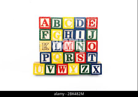 Alphabet Zeichen bestellt und geschrieben mit Holzbuchstaben, Bildung abstrakten Hintergrund Draufsicht Stockfoto