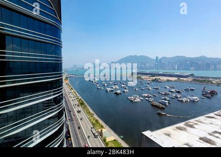 Kwun Tong Promenade in Hongkong. Es umfasst auch das Kwun Tong Typhoon Shelter, die Kwun Tong Bypass und das kommerzielle Gebäude der Quayside. Stockfoto