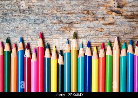 Reihe der Bunte Bleistifte auf einem vintage Holz- Hintergrund Stockfoto