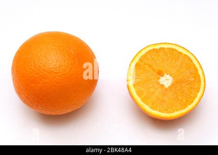 Orange Zitrusfrüchte ein Ganzes und andere in zwei Hälften auf weißem Hintergrund geschnitten Stockfoto