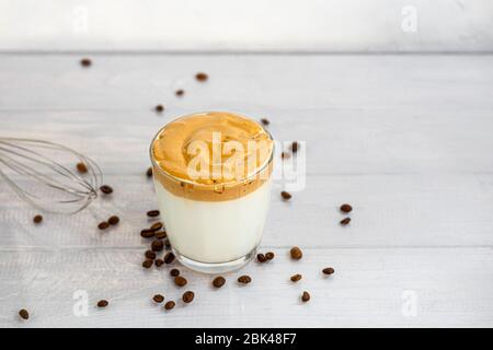 Dalgona Kaffee ist ein trendiges kaltes koreanisches Getränk. Geschmackvoller, aromatischer Kaffee mit Milch und Zucker in einem Glas auf weißem Hintergrund. Kopierbereich Stockfoto