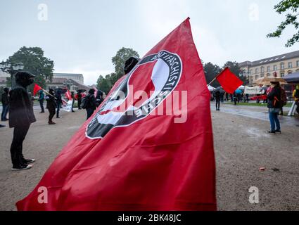 Deutschland. Mai 2020. Demonstration linker Gruppen am Friedrichsplatz in Karlsruhe. GES./ Alltag in Karlsruhe während der Koronakrise, 01.05.2020 Ges./ Alltag während der Koronakrise in Karlsruhe. 01.05.2020 Kredit: dpa/Alamy Live News Stockfoto