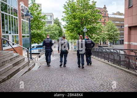 Deutschland. Mai 2020. Polizeikontrolle Innenstadt Karlsruhe GES/Alltag in Karlsruhe während der Corona-Krise, 01.05.2020 GES/Alltag während der Corona-Krise in Karlsruhe. 01.05.2020 Kredit: dpa/Alamy Live News Stockfoto