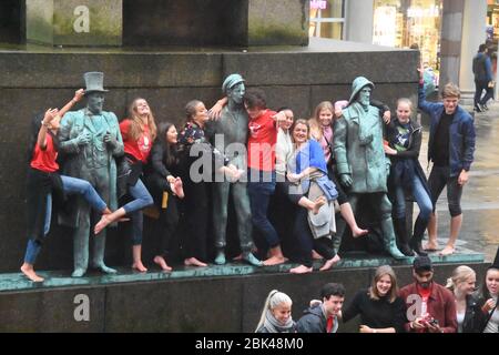 Junge Leute feiern in Bergen, Norwegen Stockfoto
