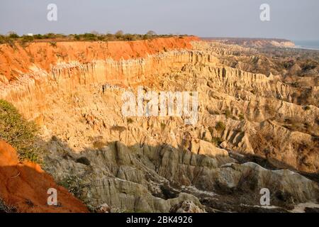 Miradouro da lua ist ein Aussichtspunkt 40 km südlich von Luanda. Miradouro da lua bedeutet Sicht des Mondes, was auf die erodierte Landschaft verweist. Stockfoto