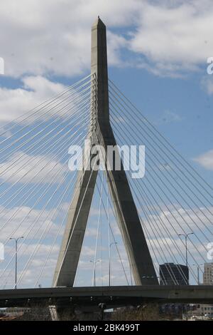 Blick auf eine berühmte Brücke im Zentrum von Boston in den USA Stockfoto