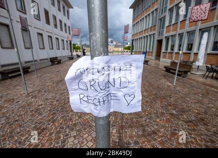 Deutschland. Mai 2020. In Karlsruhe am Platz für Grundrechte gibt es Straßenschilder mit Aussagen zum Thema Recht (Kunstwerk von Jochen Gerz) auf einem der Schilder befindet sich ein Hinweis mit der Aufschrift: "Für unsere Grundrechte" GES/Alltag in Karlsruhe während der Corona-Krise, 01.05 .2020 GES/Alltag während der Corona-Krise in Karlsruhe. 01.05.2020 Kredit: dpa/Alamy Live News Stockfoto