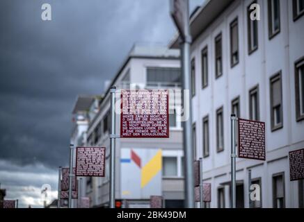 Deutschland. Mai 2020. In Karlsruhe auf dem Platz für Grundrechte gibt es Straßenschilder mit Aussagen zum Thema Recht (Kunstwerk von Jochen Gerz) GES/Alltag in (Karlsruhe) während der Koronakrise, 01.05.2020 GES/Alltag während der Koronakrise in Karlsruhe. 01.05.2020 Kredit: dpa/Alamy Live News Stockfoto