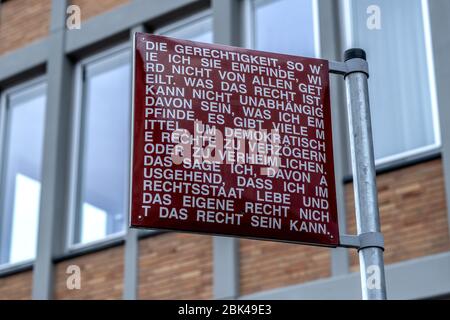 Deutschland. Mai 2020. In Karlsruhe auf dem Platz für Grundrechte gibt es Straßenschilder mit Aussagen zum Thema Recht (Kunstwerk von Jochen Gerz) GES/Alltag in (Karlsruhe) während der Koronakrise, 01.05.2020 GES/Alltag während der Koronakrise in Karlsruhe. 01.05.2020 Kredit: dpa/Alamy Live News Stockfoto