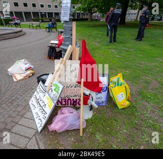Deutschland. Mai 2020. Demonstration linker Gruppen am Friedrichsplatz in Karlsruhe. GES./ Alltag in Karlsruhe während der Koronakrise, 01.05.2020 Ges./ Alltag während der Koronakrise in Karlsruhe. 01.05.2020 Kredit: dpa/Alamy Live News Stockfoto