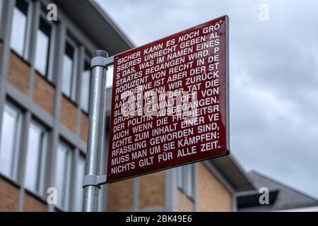 Deutschland. Mai 2020. In Karlsruhe auf dem Platz für Grundrechte gibt es Straßenschilder mit Aussagen zum Thema Recht (Kunstwerk von Jochen Gerz) GES/Alltag in (Karlsruhe) während der Koronakrise, 01.05.2020 GES/Alltag während der Koronakrise in Karlsruhe. 01.05.2020 Kredit: dpa/Alamy Live News Stockfoto