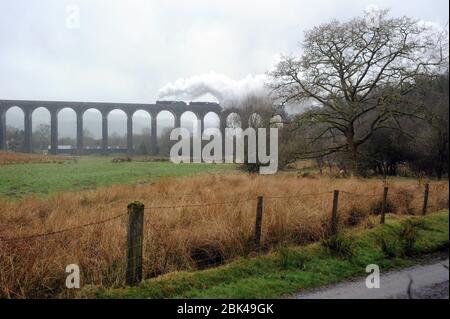 44871 führt 45407 'The Lancashire Fusilier' über das Cynghordy Viaduct mit der Cardiff - Preston Etappe der 'Great Britain VI' Bahntour. Stockfoto