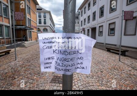 Deutschland. Mai 2020. In Karlsruhe auf dem Platz für Grundrechte gibt es Straßenschilder mit Aussagen zum Thema Recht (Kunstwerk von Jochen Gerz) auf einem der Schilder ist ein Hinweis zum Thema Kinderrechte angebracht. GES./ Alltag in Karlsruhe während der Koronakrise, 01.05.2020 Ges./ Alltag während der Koronakrise in Karlsruhe. 01.05.2020 Kredit: dpa/Alamy Live News Stockfoto