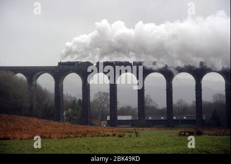 44871 führt 45407 'The Lancashire Fusilier' über das Cynghordy Viaduct mit der Cardiff - Preston Etappe der 'Great Britain VI' Bahntour. Stockfoto