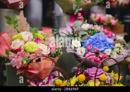 Kühlschrank Lagerung für bunte helle Blumensträuße von Rosen, Chrysanthemen, Eukalyptus, Orchideen Stockfoto