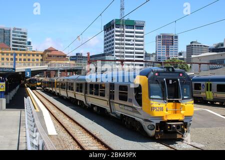 Zwei Matangi-Elektrozüge mit zwei Autos, die am 30. November 2020 am Bahnsteig 2 am Bahnhof Wellington ankommen. Stockfoto