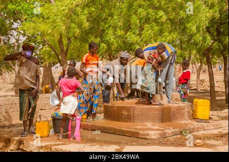 Die Einheimischen, die Wasser aus einem Brunnen im Dorf Sangha im Dogon-Land in Mali, Westafrika, bekommen. Stockfoto