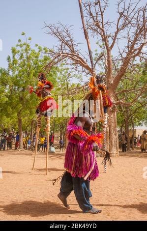 Traditionelle Tänze der Dogonmenschen im Dorf Sangha im Dogonland in Mali, Westafrika. Stockfoto