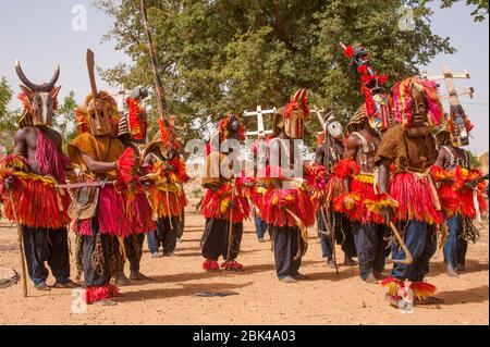 Traditionelle Tänze der Dogonmenschen im Dorf Sangha im Dogonland in Mali, Westafrika. Stockfoto