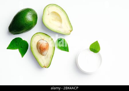 Natürliche Avocado kosmetische Creme im Glas auf weißem Hintergrund. SPA Bio Kosmetik für die Hand Hautpflege, Körperbehandlung. Flach liegend, Draufsicht Stockfoto