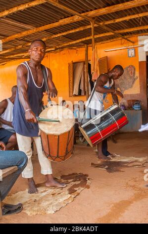 Musiker, die während einer Voodoo- oder Vodu-Zeremonie in Lome, der Hauptstadt von Togo in Westafrika, Schlagzeug spielen. Stockfoto