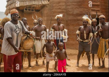 Traditionelle Tammari tanzt in ihren Familien Mummrick Gebäude genannt Tata oder Takienta (UNESCO-Weltkulturerbe) der Tammari Volk, oder Batammar Stockfoto