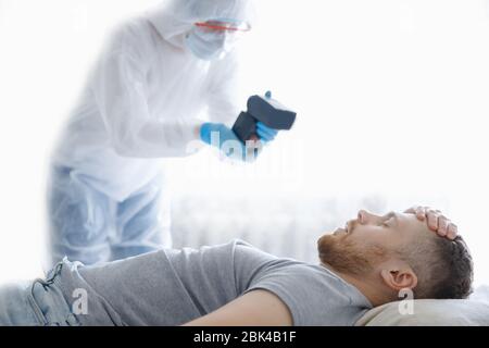 Coronavirus Quarantäne Zimmer Krankenhaus mit Virus Krankheit Kontrolle Experte. Arzt Biohazard machen Behandlung infizierten Patienten covid-19 Stockfoto