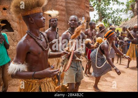 Traditionelle Tammari tanzt in ihren Familien Mummrick Gebäude genannt Tata oder Takienta (UNESCO-Weltkulturerbe) der Tammari Volk, oder Batammar Stockfoto