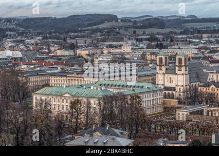 Schloss Mirabell und Pfarrkirche St. Andreas in Salzburg Österreich im Winter Stockfoto