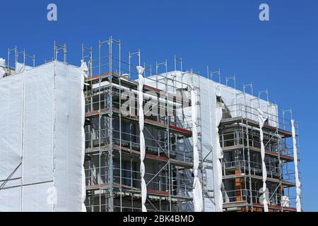 Gerüst mit Kunststoffschirmen Stockfoto