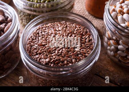 Braune Leinsamen in einem Glasbehälter. Stockfoto