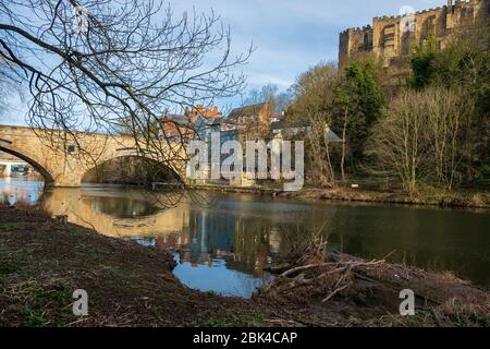 Durham, Großbritannien - 21. Februar 2019: Durham Cathedral, Framwellgate Bridge and River Wear in Durham, Großbritannien Stockfoto