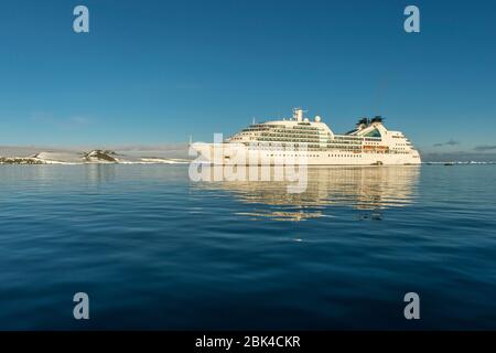 Kreuzfahrtschiff Seabourn Quest segelt im Antarctic Sound in der Nähe der Hope Bay in der Antarktischen Halbinsel Stockfoto