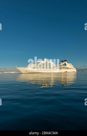 Kreuzfahrtschiff Seabourn Quest segelt im Antarctic Sound in der Nähe der Hope Bay in der Antarktischen Halbinsel Stockfoto