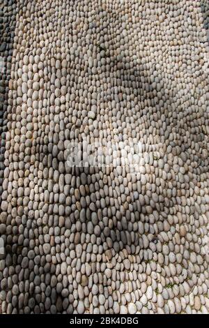 Abstrakte Mosaikfliesen aus Kieselsteinen . Boden aus Kieselsteinen dekorative Gestaltung Stockfoto