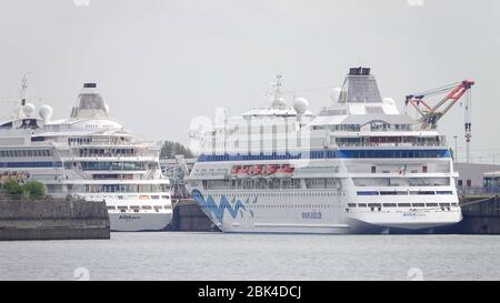 Hamburg, Deutschland. April 2020. Die Kreuzfahrtschiffe AIDAaura (l) und AIDAcara liegen am Fährterminal Steinwerder. Als Maßnahme zur Eindämmung der Corona-Pandemie haben sie ihre Kreuzfahrten vorübergehend ausgesetzt. Kredit: Bodo Marks/dpa/Alamy Live News Stockfoto