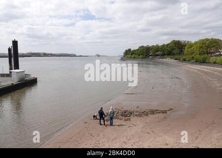 Hamburg, Deutschland. April 2020. Starke Ebbe ist auf der Elbe nahe der Fähranlegestelle Teufelsbrück zu sehen. Kredit: Bodo Marks/dpa/Alamy Live News Stockfoto