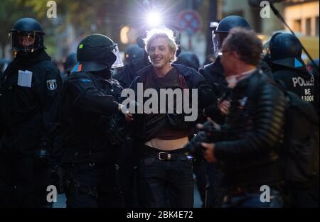 Berlin, Deutschland. Mai 2020. Ein Demonstrator wird von Polizisten weggeführt. Aufgrund der Corona-Krise und Kontaktbeschränkungen wurde eine Demonstration in der Oranienstraße über das Internet aufgerufen. Der Protest soll die übliche "revolutionäre Demonstration am 1. Mai" gegen den Kapitalismus ersetzen. Kredit: Christophe Gateau/dpa/Alamy Live News Stockfoto