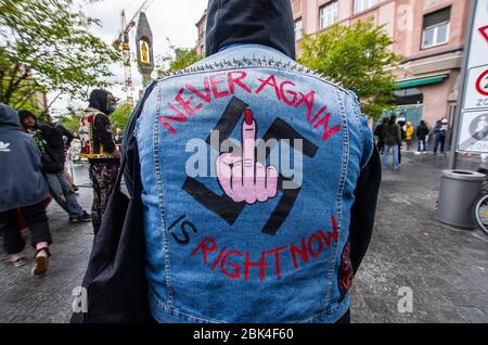 1. Mai 2020, München, Bayern, Deutschland: "Nie wieder" oder "nie wieder" mit einem Hakenkreuz, um gegen den III. Zu demonstrieren Weg neonazi Gruppe in München, Deutschland. Trotz der anhaltenden Coronavirus-Krise, 14 aus der militanten neonazi-Gruppe III. Weg demonstrierte diesen 1. Mai im Münchner Pasing. Nach einer Ablehnung ihrer normalen Maitag-Demonstration in Erfurt und der Absage der Roland Elstner Mahnwache entschied sich die Gruppe, eine Demo in München zu organisieren, da die Stadt während der Coronavirus-Krise mehr Permissivität hatte. Ca. 150 Gegendemonstrationen A Stockfoto