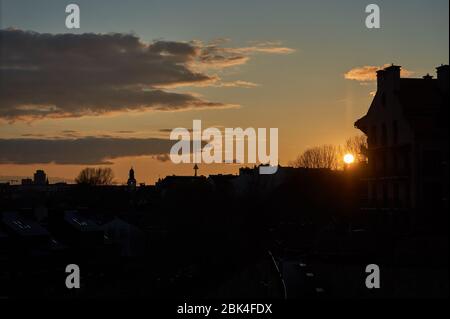 Sonnenuntergang über der Altstadt der Stadt Stockfoto