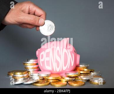 Ein Renten- oder Rentenkonzept eines Arbeitnehmers, Arbeitgebers oder einer Person, die Geld zu einer Altersvorsorge mit Kopierraum hinzufügt und beiträgt Stockfoto