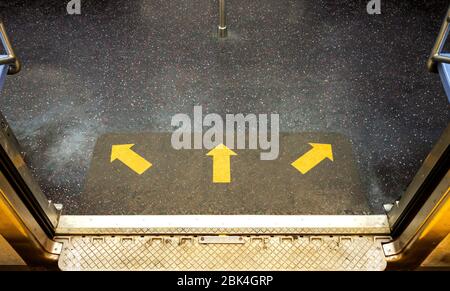 Entscheidungen. Millionen von Menschen in New York sehen das jeden Tag, wenn sie in eine U-Bahn einsteigen. Könnte verwendet werden, um eine Entscheidung im Geschäft zu veranschaulichen Stockfoto