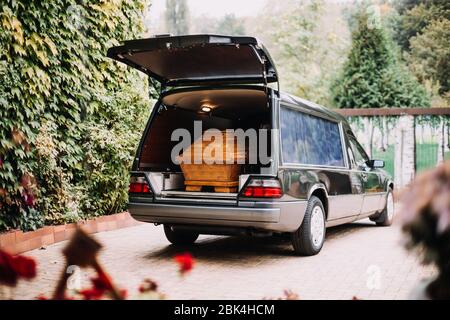 Foto eines Sarges im hinteren Teil des Autos Stockfoto