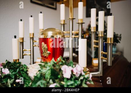 Foto einer trauernden Frau in einem Begräbnishaus Stockfoto