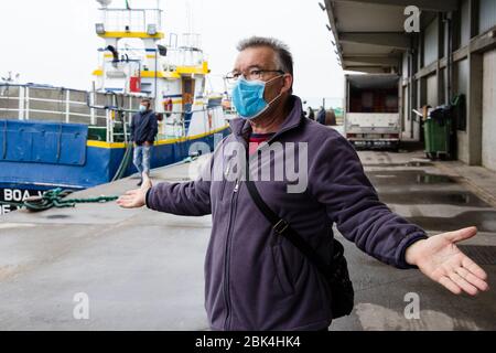 Ein Fischer reagiert während des Streiks, Arbeiter streiken am internationalen Arbeitertag, um ihre Rechte einzufordern, die derzeit aufgrund der COVID-19-Pandemie entlassen wurden. Stockfoto